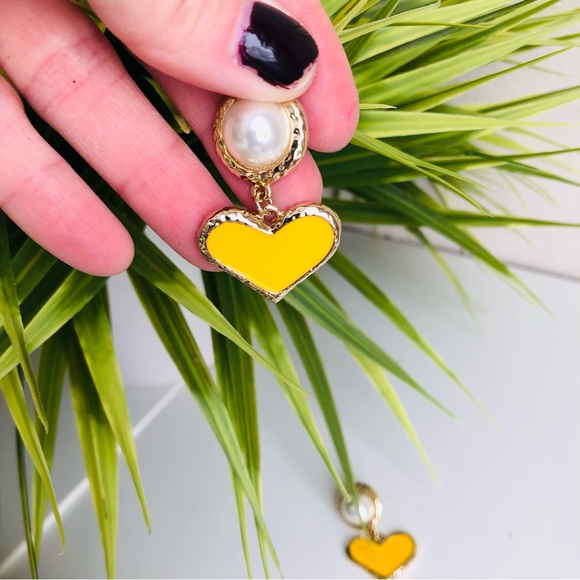 🟢3/$25 | Statement heart earrings - Picture 4 of 4